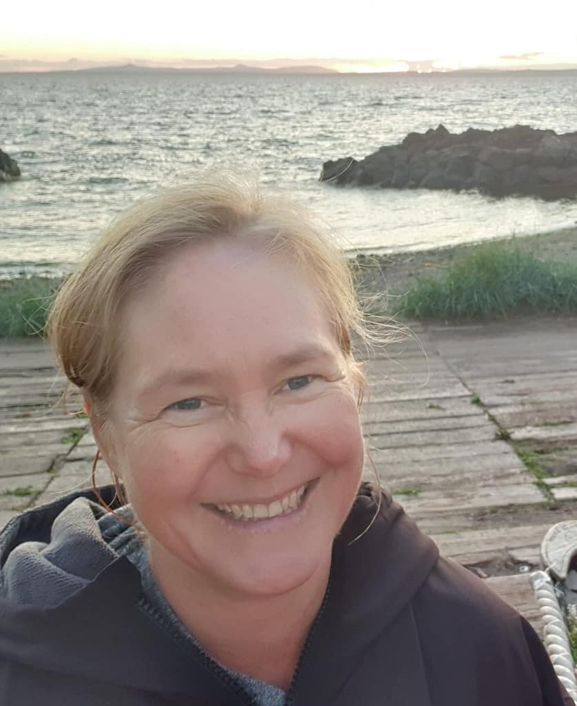Fleur beside the beach
